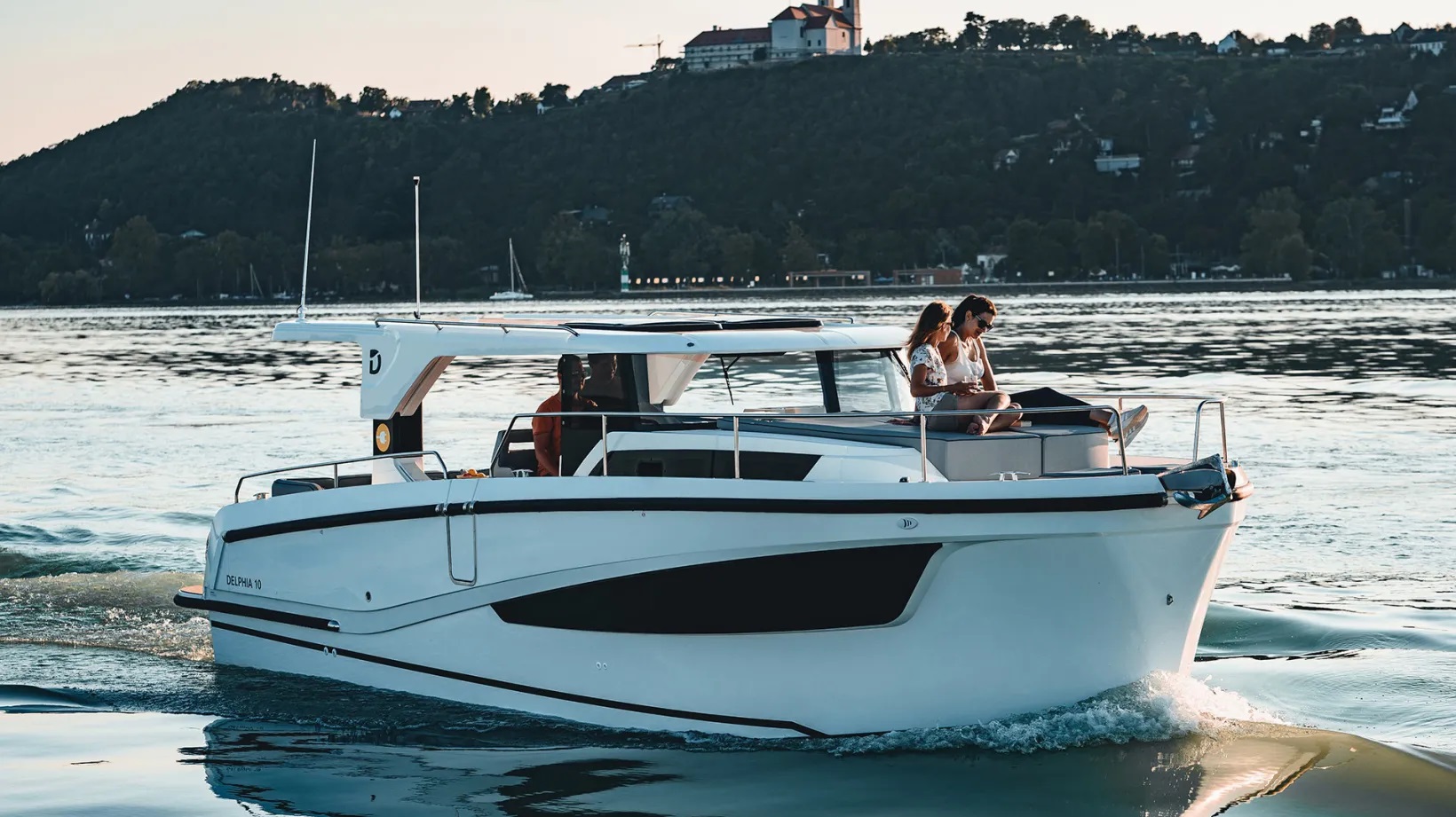 Delphia Yachts 10 Top Lounge