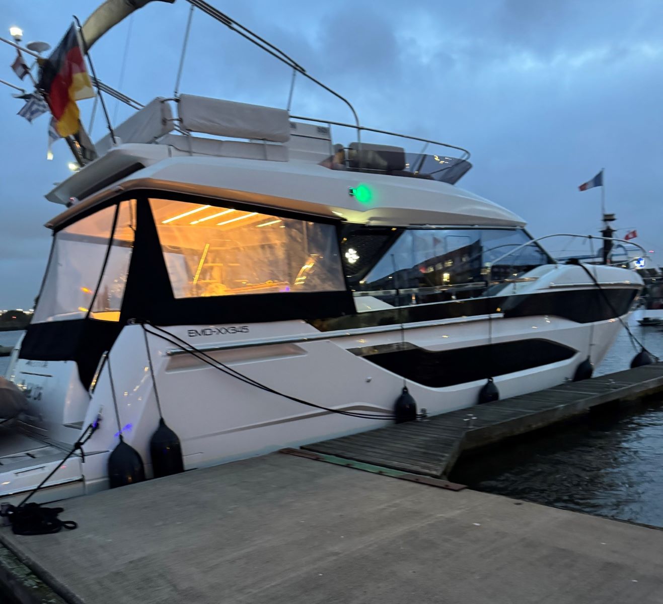 Galerie Übersicht: Prestige Yachts Prestige F 4.9 - Bild 2