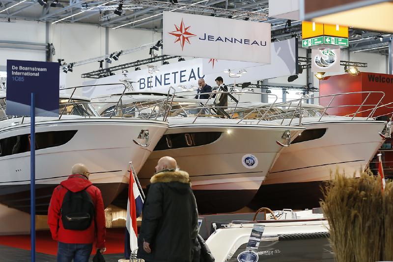 Die neue Halle 1, lichtdurchflutet und hell ist sie eine beliebte neue Heimat für Motoryachten zwischen 30 und 60 Fuß (10 bis 20 Meter). Beliebte, gemütliche Familienmodelle wie die niederländischen Stahlyachten - zum Beispiel aus der Linssen Werft - sind hier eingezogen. Mit dabei die beliebten Motorboote z.B. von Jeanneau, Bénéteau, Bavaria, Sealine oder Greenline. Die boot Düsseldorf ist die weltweit größte Boots- und Wassersportmesse und alljährlich im Januar der „In-Treffpunkt“ der gesamten Branche. Rund 1.900 Aussteller aus 71 Ländern zeigen vom 18. bis 26. Januar 2020 ihre interessanten Neuheiten, attraktiven Weiterentwicklungen und maritimen Ausrüstungen. Mehr als 2.100 Journalisten aus fast 50 Ländern aus allen Teilen der Welt sind vor Ort und berichten von der boot. Damit ist der gesamte Markt in Düsseldorf zu Gast und lädt an neun Messetagen zu einer spannenden Reise durch die gesamte Welt des Wassersports in 17 Messehallen auf 230.000 Quadratmetern ein. Mit den Angebotsschwerpunkten Boote und Yachten, Motoren und Motorentechnik, Ausrüstung und Zubehör, Dienstleistungen, Kanus, Kajaks, Kitesurfen, Rudern, Tauchen, Surfen, Wakeboard, Windsurfen, SUP, Angeln, Maritime Kunst, Marinas, Wassersportanlagen sowie Beach Resorts und Charter ist für jeden Wassersportler etwas dabei.