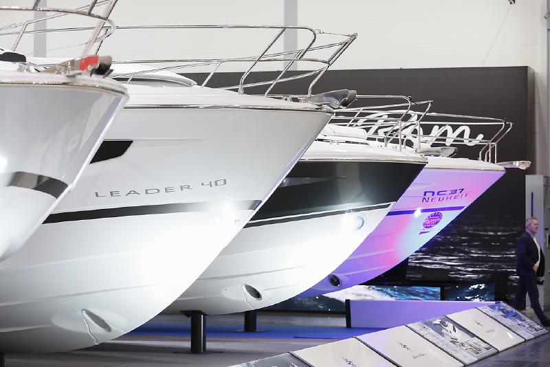 Die neue Halle 1, lichtdurchflutet und hell ist sie eine beliebte neue Heimat für Motoryachten zwischen 30 und 60 Fuß (10 bis 20 Meter). Beliebte, gemütliche Familienmodelle wie die niederländischen Stahlyachten - zum Beispiel aus der Linssen Werft - sind hier eingezogen. Mit dabei die beliebten Motorboote z.B. von Jeanneau, Bénéteau, Bavaria, Sealine oder Greenline. Die boot Düsseldorf ist die weltweit größte Boots- und Wassersportmesse und alljährlich im Januar der „In-Treffpunkt“ der gesamten Branche. Rund 1.900 Aussteller aus 71 Ländern zeigen vom 18. bis 26. Januar 2020 ihre interessanten Neuheiten, attraktiven Weiterentwicklungen und maritimen Ausrüstungen. Mehr als 2.100 Journalisten aus fast 50 Ländern aus allen Teilen der Welt sind vor Ort und berichten von der boot. Damit ist der gesamte Markt in Düsseldorf zu Gast und lädt an neun Messetagen zu einer spannenden Reise durch die gesamte Welt des Wassersports in 17 Messehallen auf 230.000 Quadratmetern ein. Mit den Angebotsschwerpunkten Boote und Yachten, Motoren und Motorentechnik, Ausrüstung und Zubehör, Dienstleistungen, Kanus, Kajaks, Kitesurfen, Rudern, Tauchen, Surfen, Wakeboard, Windsurfen, SUP, Angeln, Maritime Kunst, Marinas, Wassersportanlagen sowie Beach Resorts und Charter ist für jeden Wassersportler etwas dabei.