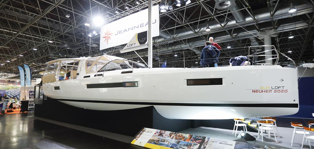Jeanneau Sailboat Pressevent at the Charter Hall. Die boot Düsseldorf ist die weltweit größte Boots- und Wassersportmesse und alljährlich im Januar der „In-Treffpunkt“ der gesamten Branche. Rund 1.900 Aussteller aus 71 Ländern zeigen vom 18. bis 26. Januar 2020 ihre interessanten Neuheiten, attraktiven Weiterentwicklungen und maritimen Ausrüstungen. Mehr als 2.100 Journalisten aus fast 50 Ländern aus allen Teilen der Welt sind vor Ort und berichten von der boot. Damit ist der gesamte Markt in Düsseldorf zu Gast und lädt an neun Messetagen zu einer spannenden Reise durch die gesamte Welt des Wassersports in 17 Messehallen auf 230.000 Quadratmetern ein. Mit den Angebotsschwerpunkten Boote und Yachten, Motoren und Motorentechnik, Ausrüstung und Zubehör, Dienstleistungen, Kanus, Kajaks, Kitesurfen, Rudern, Tauchen, Surfen, Wakeboard, Windsurfen, SUP, Angeln, Maritime Kunst, Marinas, Wassersportanlagen sowie Beach Resorts und Charter ist für jeden Wassersportler etwas dabei.
