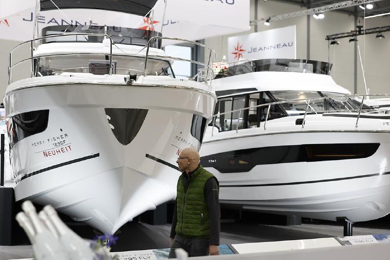 Der Rundgang über die boot 2023 startet in der Halle 1 mit mittelgroßen Motor- und Stahlyachten bis zu 20 Metern. Weiter führt der „Motor Walk“ der boot über die Halle 3 mit Motorbooten in der Klasse bis zu zehn Metern. Skandinavische Motorboote und viele Modelle mit innovativen, alternativen Antrieben sind der Hit in der Halle 4. Das wachsende Segment der Motorboote erweitert sich ab der boot 2023 um die Halle 9 mit Tenderbooten und Ribs bis zehn Metern. – Die boot Düsseldorf ist seit 54 Jahren der Heimathafen und der Motor für den internationalen Wassersport. Sie bietet vom 21. bis 29. Januar 2023 Bootssport in allen Facetten und hat die Topmarken an Bord. Sowohl Segler als auch Motorbootfahrer finden hier vom Einstiegsbötchen und der Jolle bis zur Luxusyacht ein umfassendes Angebot. Auch Tauchen, Surfen, Paddeln oder Angeln stehen auf der boot im Fokus. Mit den innovativen und technisch ausgefeilten Produkten der Aussteller ist die boot die internationale Innovationsplattform ihrer Branche und jedes Jahr im Januar das Startsignal in die neue Wassersportsaison. Das umfassende touristische Angebot zum Urlaub und Sport auf, am und im Wasser der „Destination Seaside“ lockt alle Menschen, die ihre Freizeit am Meer, an Flüssen und Seen verbringen wollen. Attraktive Bühnenprogramme mit interessanten Interviewpartnern aus der Branche, neueste Trendsportangebote und ein hochkarätiger Mix aus Workshops und Meetings sowohl für den Freizeitsportler als auch für Experten machen die Messe weltweit einzigartig. Damit ist die boot Düsseldorf sowohl für die wassersportbegeisterte Familie als auch für internationale Fachleute 2023 wieder die erste Adresse.