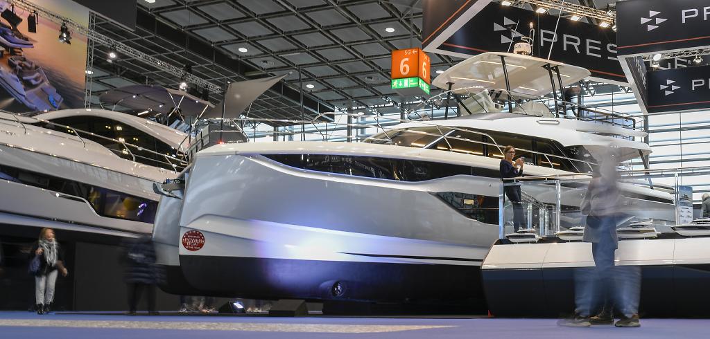 Das luxuriöse Highlight der boot präsentiert sich in der Halle 6. Hier treten die schnittigen Schönheiten der Luxuswerften zum Wettstreit an. – Die boot Düsseldorf ist seit 54 Jahren der Heimathafen und der Motor für den internationalen Wassersport. Sie bietet vom 21. bis 29. Januar 2023 Bootssport in allen Facetten und hat die Topmarken an Bord. Sowohl Segler als auch Motorbootfahrer finden hier vom Einstiegsbötchen und der Jolle bis zur Luxusyacht ein umfassendes Angebot. Auch Tauchen, Surfen, Paddeln oder Angeln stehen auf der boot im Fokus. Mit den innovativen und technisch ausgefeilten Produkten der Aussteller ist die boot die internationale Innovationsplattform ihrer Branche und jedes Jahr im Januar das Startsignal in die neue Wassersportsaison. Das umfassende touristische Angebot zum Urlaub und Sport auf, am und im Wasser der „Destination Seaside“ lockt alle Menschen, die ihre Freizeit am Meer, an Flüssen und Seen verbringen wollen. Attraktive Bühnenprogramme mit interessanten Interviewpartnern aus der Branche, neueste Trendsportangebote und ein hochkarätiger Mix aus Workshops und Meetings sowohl für den Freizeitsportler als auch für Experten machen die Messe weltweit einzigartig. Damit ist die boot Düsseldorf sowohl für die wassersportbegeisterte Familie als auch für internationale Fachleute 2023 wieder die erste Adresse.