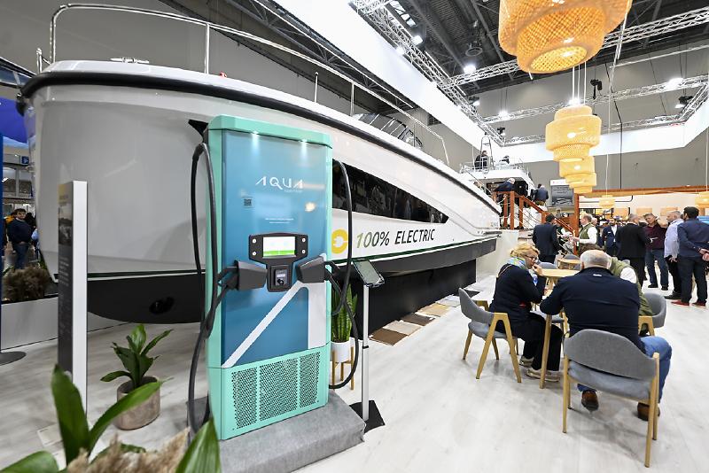 Der Rundgang über die boot 2023 startet in der Halle 1 mit mittelgroßen Motor- und Stahlyachten bis zu 20 Metern. Weiter führt der „Motor Walk“ der boot über die Halle 3 mit Motorbooten in der Klasse bis zu zehn Metern. Skandinavische Motorboote und viele Modelle mit innovativen, alternativen Antrieben sind der Hit in der Halle 4. Das wachsende Segment der Motorboote erweitert sich ab der boot 2023 um die Halle 9 mit Tenderbooten und Ribs bis zehn Metern. – Die boot Düsseldorf ist seit 54 Jahren der Heimathafen und der Motor für den internationalen Wassersport. Sie bietet vom 21. bis 29. Januar 2023 Bootssport in allen Facetten und hat die Topmarken an Bord. Sowohl Segler als auch Motorbootfahrer finden hier vom Einstiegsbötchen und der Jolle bis zur Luxusyacht ein umfassendes Angebot. Auch Tauchen, Surfen, Paddeln oder Angeln stehen auf der boot im Fokus. Mit den innovativen und technisch ausgefeilten Produkten der Aussteller ist die boot die internationale Innovationsplattform ihrer Branche und jedes Jahr im Januar das Startsignal in die neue Wassersportsaison. Das umfassende touristische Angebot zum Urlaub und Sport auf, am und im Wasser der „Destination Seaside“ lockt alle Menschen, die ihre Freizeit am Meer, an Flüssen und Seen verbringen wollen. Attraktive Bühnenprogramme mit interessanten Interviewpartnern aus der Branche, neueste Trendsportangebote und ein hochkarätiger Mix aus Workshops und Meetings sowohl für den Freizeitsportler als auch für Experten machen die Messe weltweit einzigartig. Damit ist die boot Düsseldorf sowohl für die wassersportbegeisterte Familie als auch für internationale Fachleute 2023 wieder die erste Adresse.