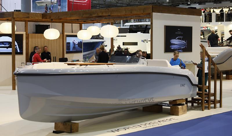 Der Rundgang über die boot 2023 startet in der Halle 1 mit mittelgroßen Motor- und Stahlyachten bis zu 20 Metern. Weiter führt der „Motor Walk“ der boot über die Halle 3 mit Motorbooten in der Klasse bis zu zehn Metern. Skandinavische Motorboote und viele Modelle mit innovativen, alternativen Antrieben sind der Hit in der Halle 4. Das wachsende Segment der Motorboote erweitert sich ab der boot 2023 um die Halle 9 mit Tenderbooten und Ribs bis zehn Metern. – Die boot Düsseldorf ist seit 54 Jahren der Heimathafen und der Motor für den internationalen Wassersport. Sie bietet vom 21. bis 29. Januar 2023 Bootssport in allen Facetten und hat die Topmarken an Bord. Sowohl Segler als auch Motorbootfahrer finden hier vom Einstiegsbötchen und der Jolle bis zur Luxusyacht ein umfassendes Angebot. Auch Tauchen, Surfen, Paddeln oder Angeln stehen auf der boot im Fokus. Mit den innovativen und technisch ausgefeilten Produkten der Aussteller ist die boot die internationale Innovationsplattform ihrer Branche und jedes Jahr im Januar das Startsignal in die neue Wassersportsaison. Das umfassende touristische Angebot zum Urlaub und Sport auf, am und im Wasser der „Destination Seaside“ lockt alle Menschen, die ihre Freizeit am Meer, an Flüssen und Seen verbringen wollen. Attraktive Bühnenprogramme mit interessanten Interviewpartnern aus der Branche, neueste Trendsportangebote und ein hochkarätiger Mix aus Workshops und Meetings sowohl für den Freizeitsportler als auch für Experten machen die Messe weltweit einzigartig. Damit ist die boot Düsseldorf sowohl für die wassersportbegeisterte Familie als auch für internationale Fachleute 2023 wieder die erste Adresse.