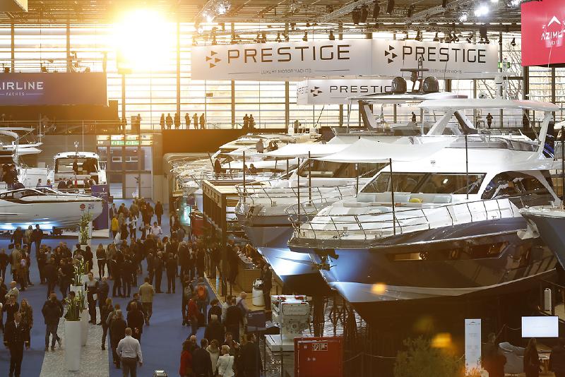 Weite Wege haben sie hinter sich gelegt, die Großen und Schönen in der Halle 6. Noch nie war eine solche Vielzahl an Großyachten zwischen 80 und 96 Fuß auf der boot versammelt. Aus der Karibik oder der Türkei reisten sie zum Beispiel auf Transportschiffen wie der niederländischen Molengraat des Yachttransport-Unternehmens Seven Stars von Rotterdam nach Düsseldorf. Wurden anschließend auf Tiefladern in die Halle 6 transportiert und erstrahlen dort nun in ihrem Glanz. Die Halle 6 ist unverändert das Herzstück des Luxussegments auf der boot. Alles was Rang und Namen in der Super-Yacht-Branche hat, ist hier an Bord und zeigt seine schnittigen Schönheiten. Der passende, exquisite Liegeplatz für die repräsentativen Yachten findet sich dann in einer der exklusiven Superyacht Marinas wie zum Beispiel in Venedig. Auf der Galerie in Halle 6 sind diese auch direkt vor Ort. Die Halle 7a komplettiert das Luxussegment der boot mit der Superyachtshow. Die boot Düsseldorf ist die weltweit größte Boots- und Wassersportmesse und alljährlich im Januar der „In-Treffpunkt“ der gesamten Branche. Rund 1.900 Aussteller aus 71 Ländern zeigen vom 18. bis 26. Januar 2020 ihre interessanten Neuheiten, attraktiven Weiterentwicklungen und maritimen Ausrüstungen. Mehr als 2.100 Journalisten aus fast 50 Ländern aus allen Teilen der Welt sind vor Ort und berichten von der boot. Damit ist der gesamte Markt in Düsseldorf zu Gast und lädt an neun Messetagen zu einer spannenden Reise durch die gesamte Welt des Wassersports in 17 Messehallen auf 230.000 Quadratmetern ein. Mit den Angebotsschwerpunkten Boote und Yachten, Motoren und Motorentechnik, Ausrüstung und Zubehör, Dienstleistungen, Kanus, Kajaks, Kitesurfen, Rudern, Tauchen, Surfen, Wakeboard, Windsurfen, SUP, Angeln, Maritime Kunst, Marinas, Wassersportanlagen sowie Beach Resorts und Charter ist für jeden Wassersportler etwas dabei.