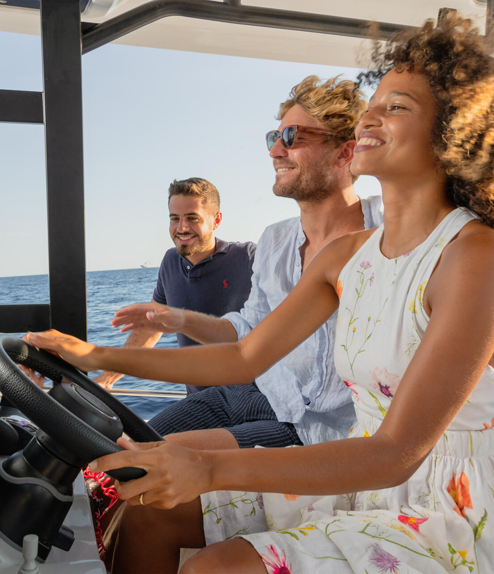 Freunde bei einem Ausflug auf dem Wasesr im Sommer