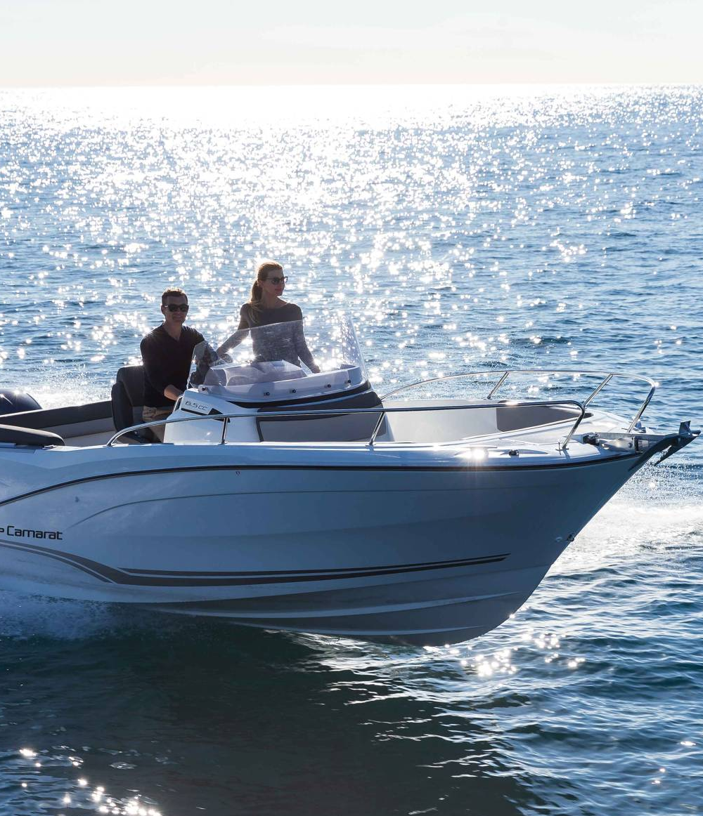 Cap Camerat Motorboot auf dem Wasser im Sommer