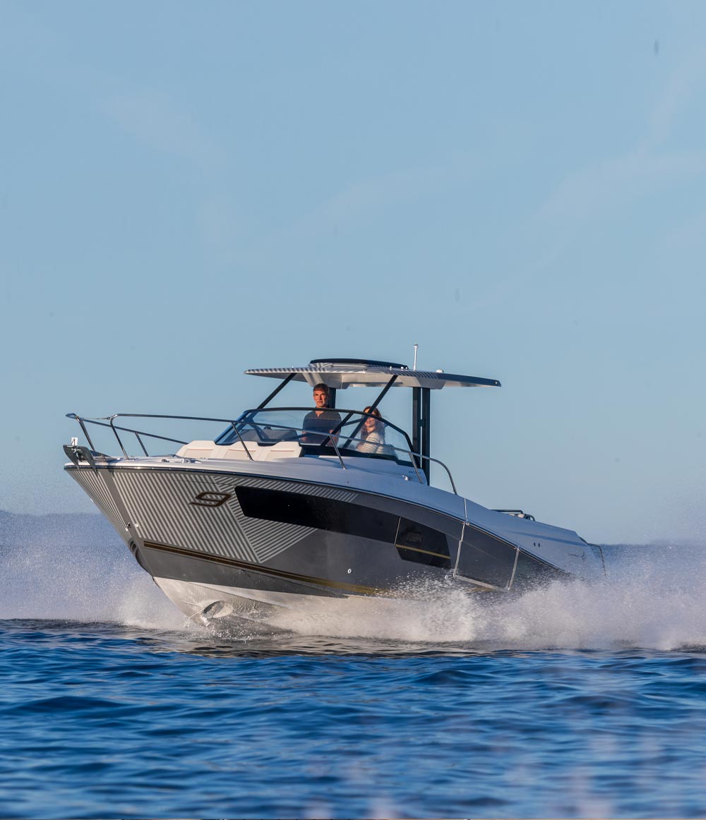 Pärchen bei einem Motorboot Ausflug auf dem Wasser
