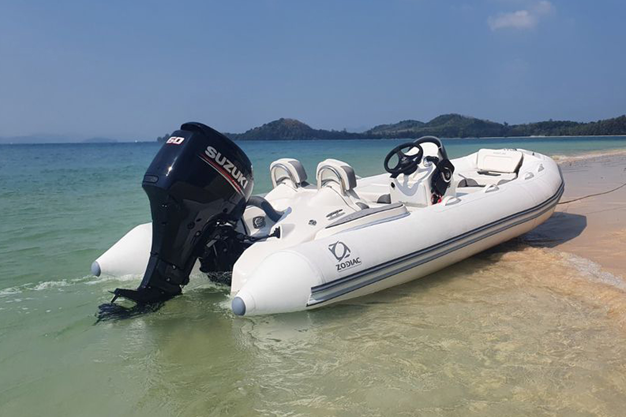 Zodiac Yachtline 440 Hero