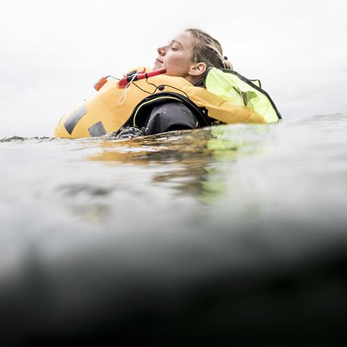 sicherheit an bord rettungswesten bild 006