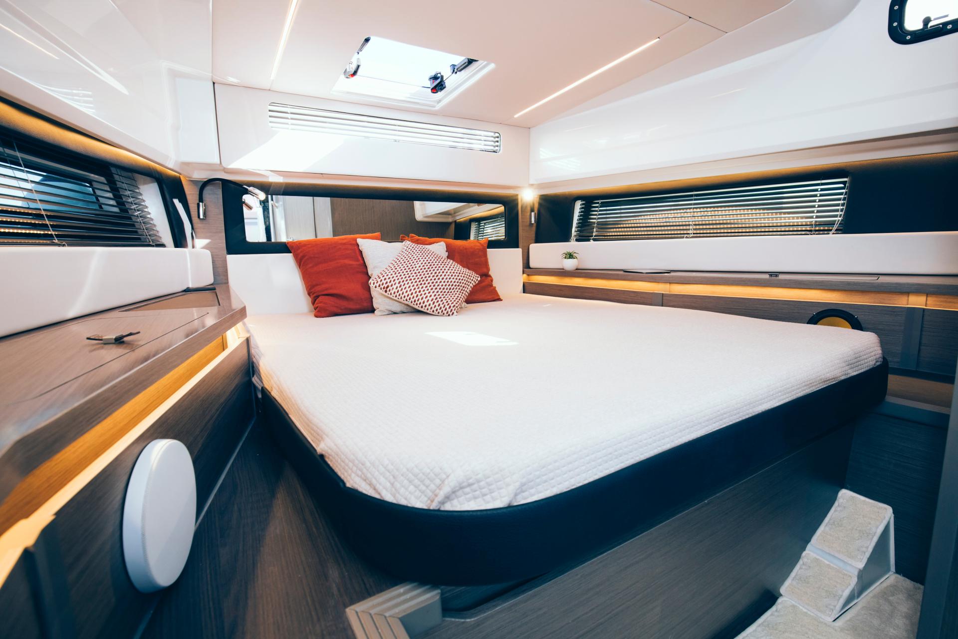 WELLCRAFT 38 EXPLORER IMG INT CABIN (1)
