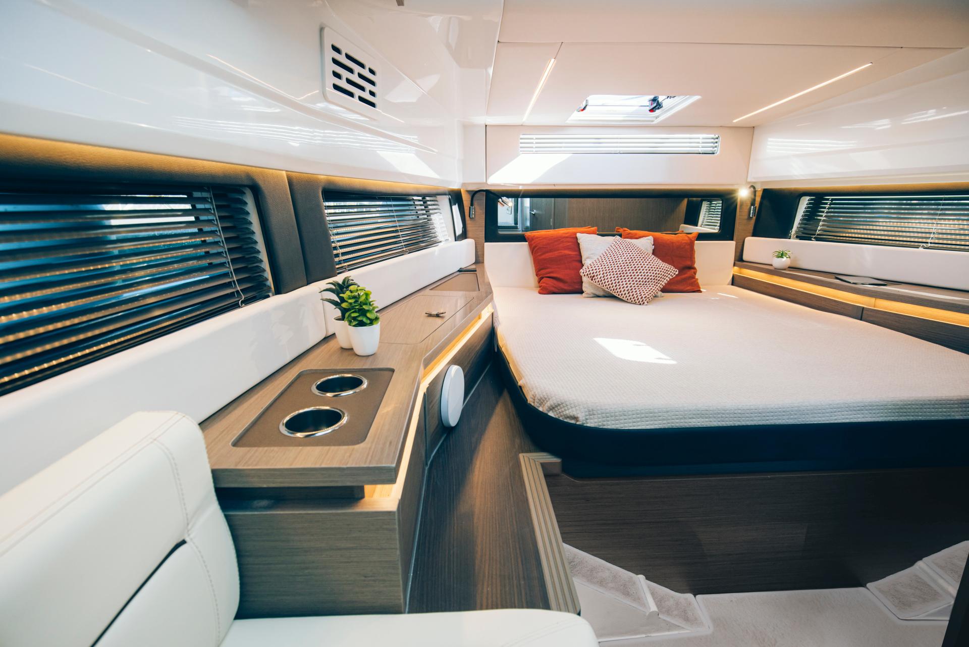 WELLCRAFT 38 EXPLORER IMG INT CABIN