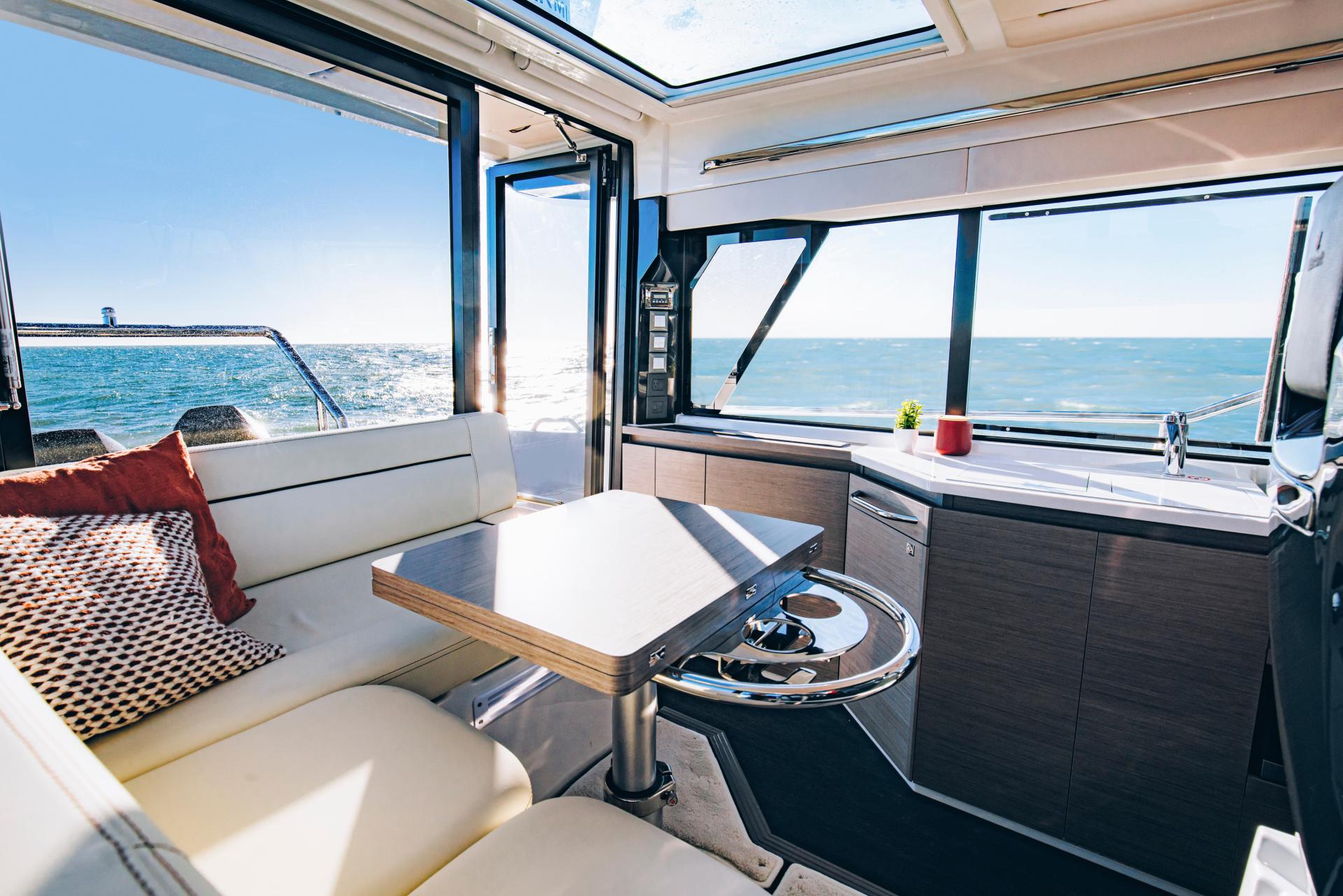 WELLCRAFT 38 EXPLORER IMG INT COCKPIT SEATING